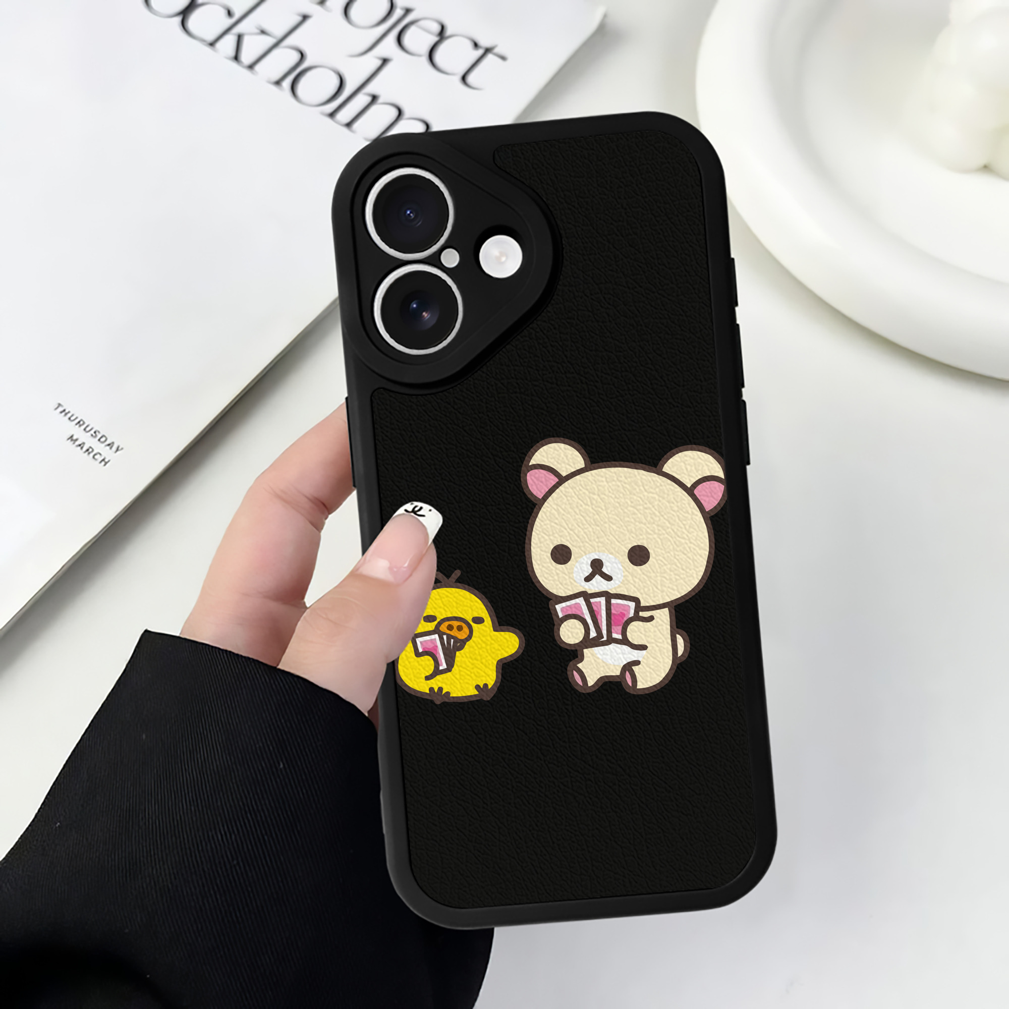 （画像用） リラックマ リラックマ キイロイトリ Rilakkuma Korilakkuma Kiiroitori 【iPhone 16シリーズ対応】シリコンスマホケース（レザー調） 材質：シリコン